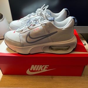Like new Nike sneakers!